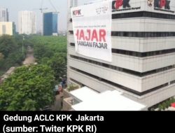 Cegah Politik Uang ! Spanduk Jumbo Menyelimuti Gedung KPK RI