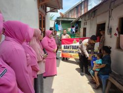 Peduli Stunting, Kapolres Basel AKBP Toni Sarjaka di Dampingi Ketua Bhayangkari dan PJU Salurkan Bansos