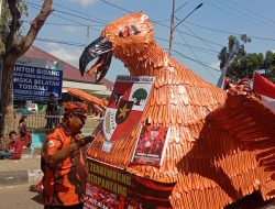 Wow ! Mobil Hias MPC – Pemuda Pancasila Basel Berlambang Burung Garuda Raksasa, Pukau Penonton di Karnaval HUT RI-78