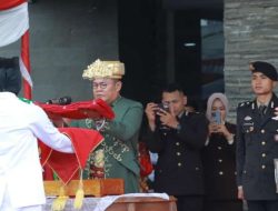 Bupati Riza Herdavid Berpakaian Adat  Melayu Paksian Khas Babel di Upacara HUT Ke-78 RI