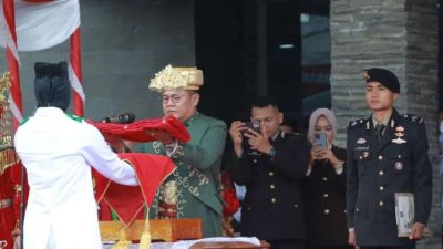 Bupati Riza Herdavid Berpakaian Adat  Melayu Paksian Khas Babel di Upacara HUT Ke-78 RI