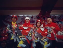 Riza – Debby Terlihat Kompak ! Saksikan Parade Karnaval HUT RI – 78