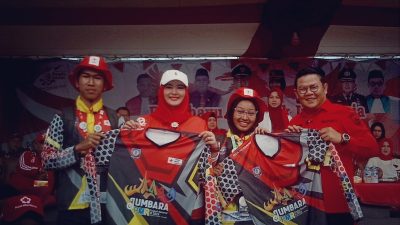 Riza – Debby Terlihat Kompak ! Saksikan Parade Karnaval HUT RI – 78