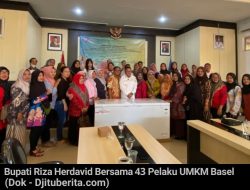 Bupati Riza Herdavid Serahkan Bantuan Lemari Pendingin kepada 43 Pelaku UMKM