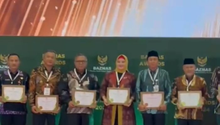 BAZNAS  Award 2024: Kepimpinan Riza-Debby Sabet Penghargaan di Bidang  Zakat