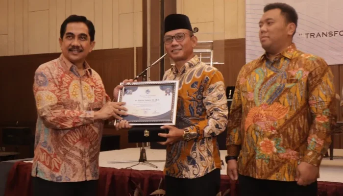 Pj Gubernur Babel Safrizal Zakaria Raih PJS Award 2024 atas Keterbukaan terhadap Pers