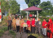 Riza-Debby Serahkan Pemberian Bibit Buah di Desa Sadai di Program Aik Bakung