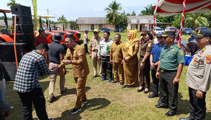 Riza-Debby Serahkan Bantuan Pertanian Senilai 40 Miliar di Desa Rias