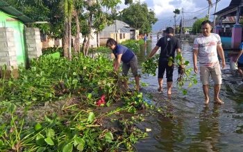 Peduli Sesama: Sinergi PJS dan Polri Bersihkan Sampah Pasca Banjir Limboto