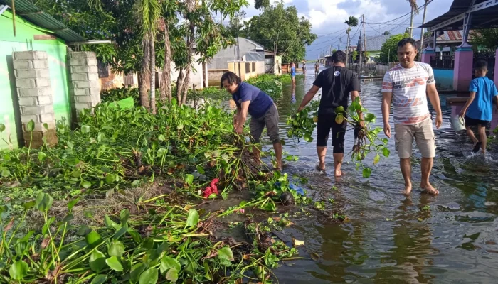 Peduli Sesama: Sinergi PJS dan Polri Bersihkan Sampah Pasca Banjir Limboto