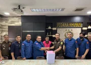 Tipikor Impor Gula, Kejagung Serahkan Tersangka Direktur PT SMIP Ke JPU Kejari Pekanbaru