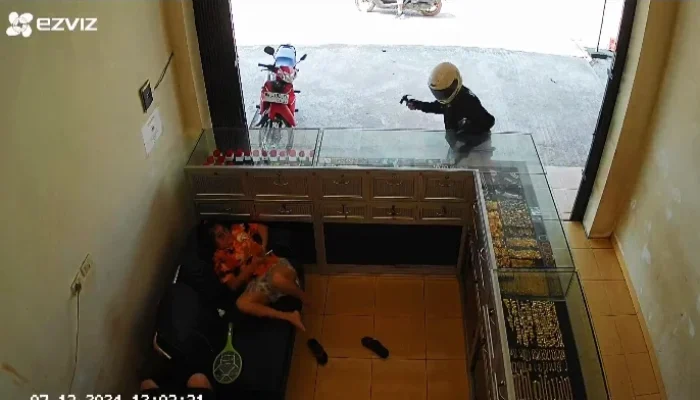 Aksi Nekat Perampokan Toko Emas di Desa Payung Terekam CCTV
