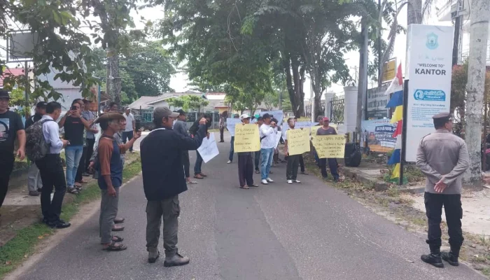 Warga Lontong Pancur Desak Lurah Netral, Gelar Aksi Protes Besar-Besaran