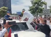 Bikin Heboh! Cagub Jabar Dedy Mulyadi Naik Keatap Mobil Presiden Prabowo