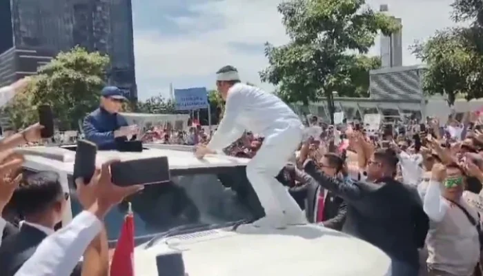 Bikin Heboh! Cagub Jabar Dedy Mulyadi Naik Keatap Mobil Presiden Prabowo