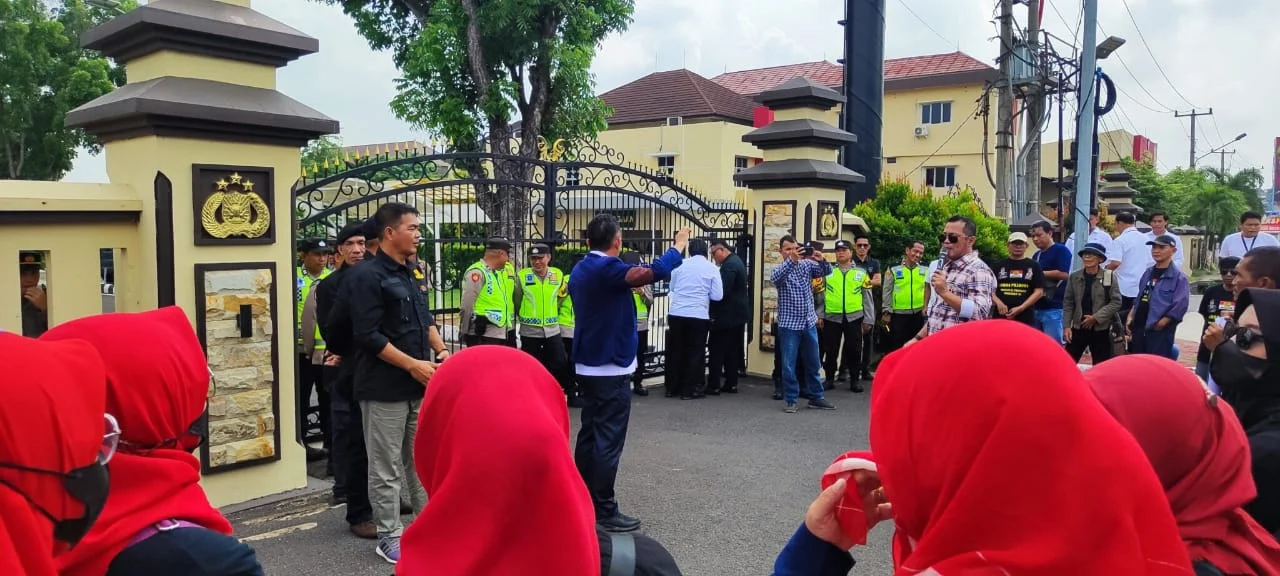 Caption: Puluhan aktivis Garda Prabowo gelar aksi damai di depan Polda Sumsel, desak pemberantasan mafia tanah di Palembang, Senin (11/11/2024).