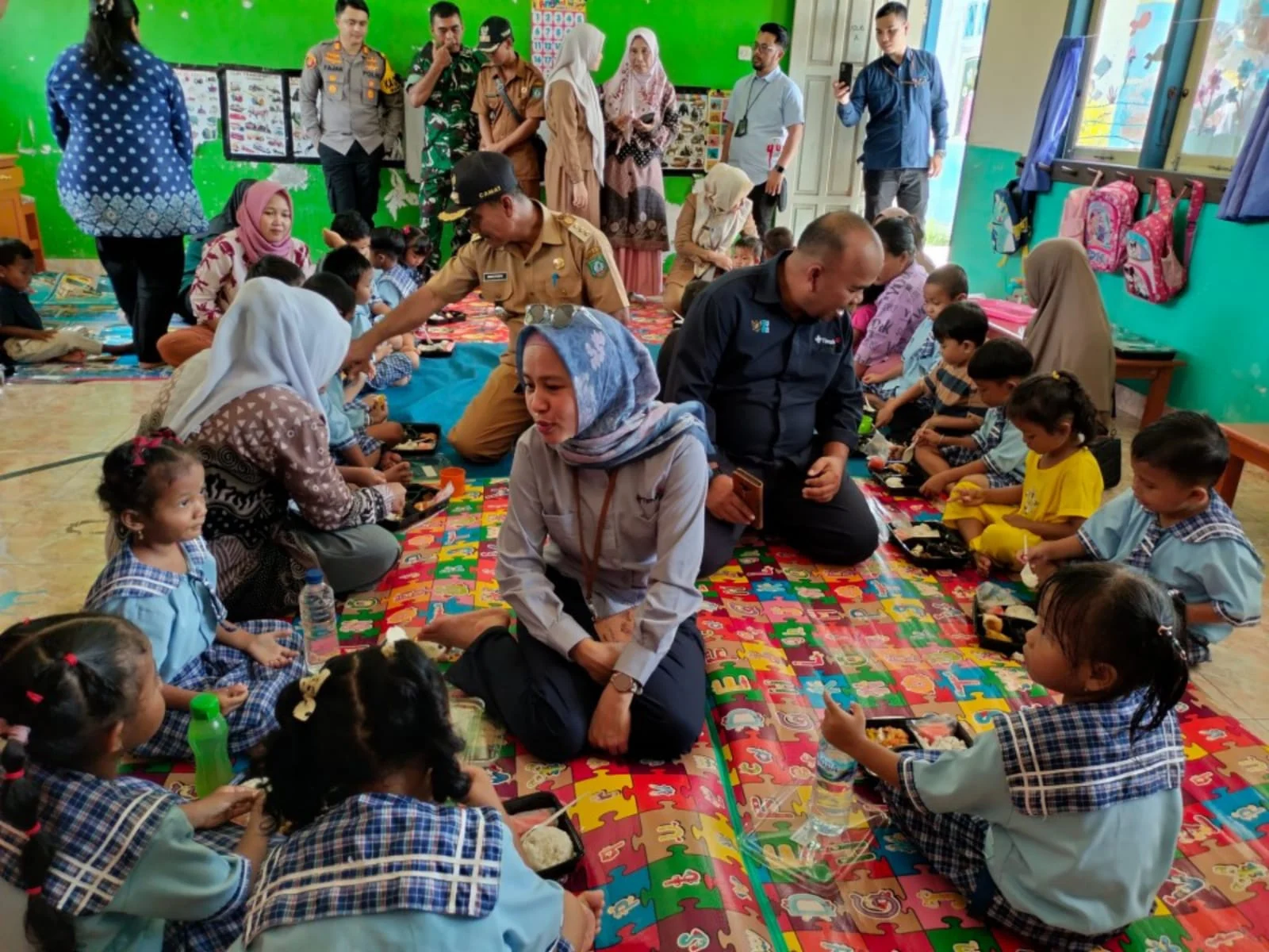 Caption: Suasana uji coba program makanan bergizi gratis oleh PT Timah di PAUD Meranteh, Belitung Timur, Senin (25/11/2024). Program ini mendukung peningkatan gizi pelajar demi generasi Indonesia Emas 2045.