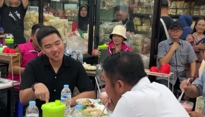 Strategi Sederhana di Pilgub Sumsel: Kaesang dan Herman Deru Santap Pempek Bareng di 26 Ilir Palembang