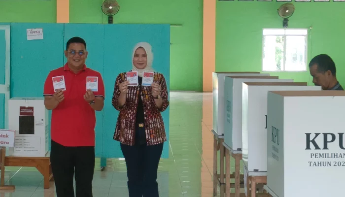 Riza Herdavid dan Istri Nyoblos di TPS 02 Airbara: Serukan Pilkada  Sejuk dan Kondusif