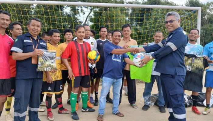 PT Timah Dukung Olahraga: Serahkan Bantuan Sarana Sepak Bola ke ASPAJA Belo Laut