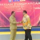 Caption: Penyerahan penghargaan pengelolaan keuangan daerah terbaik tahun 2023 oleh Kepala BSKDN kepada perwakilan pemerintah daerah dalam acara resmi di Jakarta.(Foto -Ist)