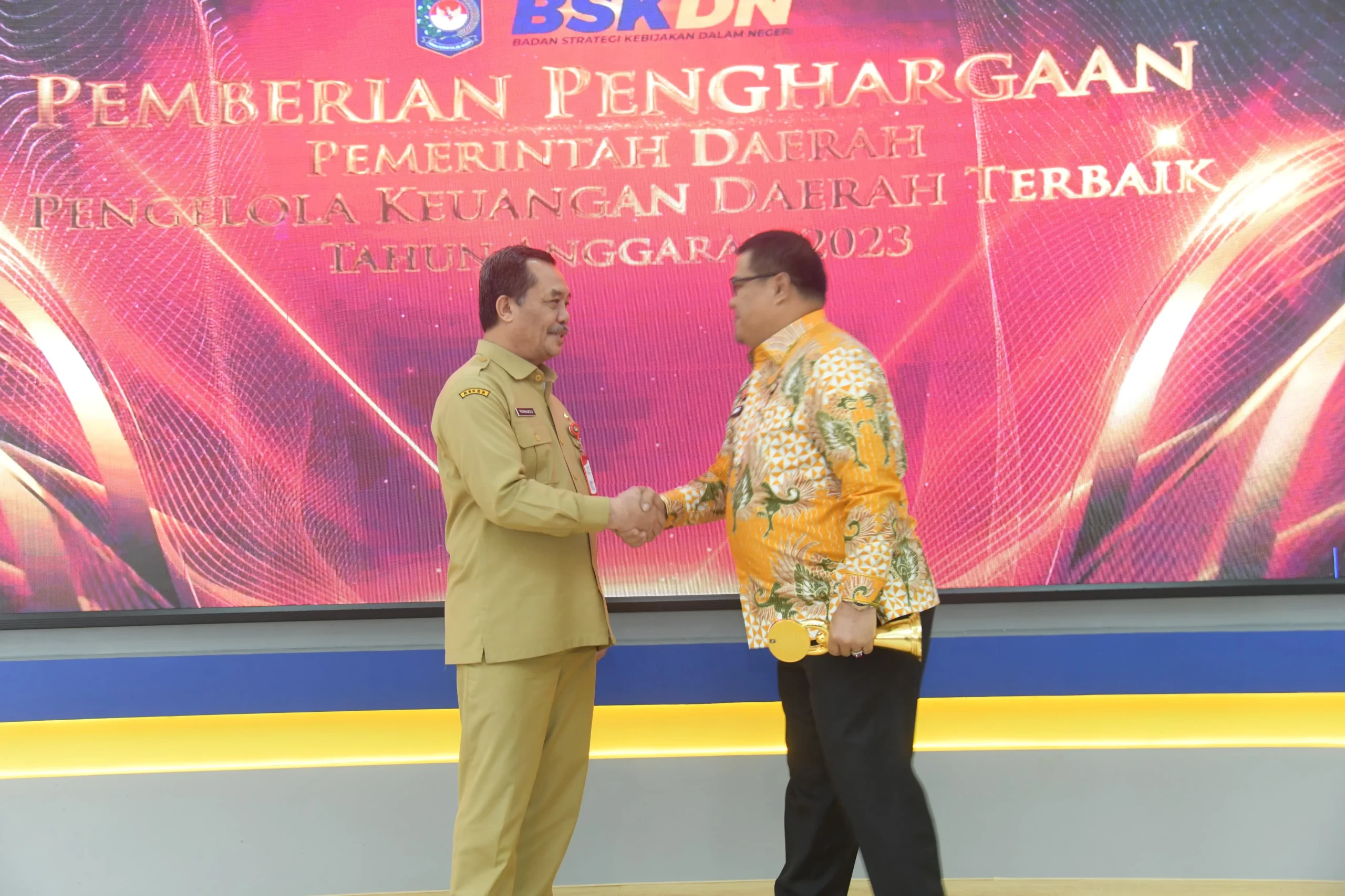 Caption: Penyerahan penghargaan pengelolaan keuangan daerah terbaik tahun 2023 oleh Kepala BSKDN kepada perwakilan pemerintah daerah dalam acara resmi di Jakarta.(Foto -Ist)