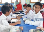 PT Timah dan HNSI Bangka Hidangkan Gizi Ikan Segar untuk 283 Siswa SD