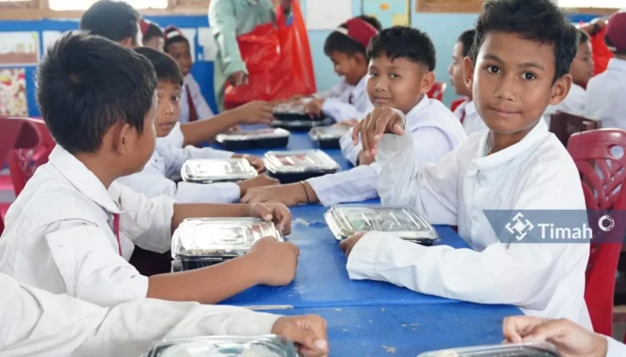 PT Timah dan HNSI Bangka Hidangkan Gizi Ikan Segar untuk 283 Siswa SD
