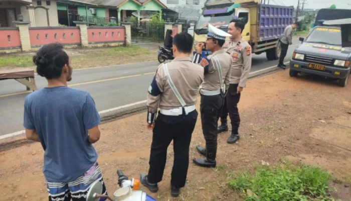 Insiden,Tumpahan CPO di Jalan Petaling-Pangkalpinang, 15 Pengendara Motor Terpeleset