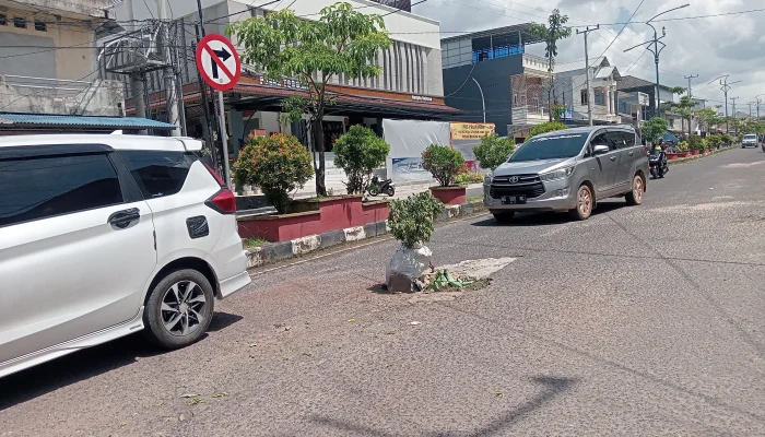Kubang Besar Jalan Sudirman Toboali, Bupati Riza Perintahkan Dinas Terkait Segera Perbaiki!