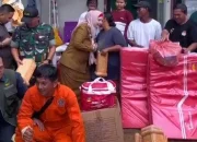 Wabup Debby Serahkan Bantuan Kepada Korban Pohon Tumbang di Desa Gadung.