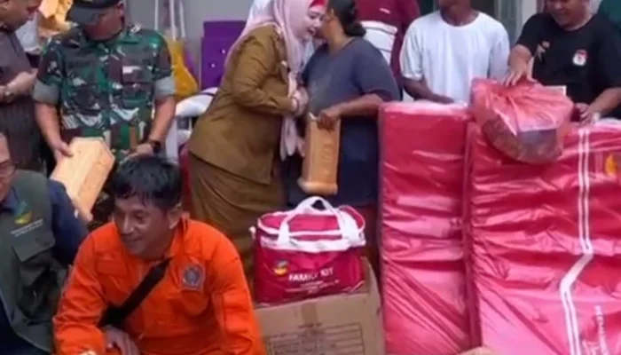 Wabup Debby Serahkan Bantuan Kepada Korban Pohon Tumbang di Desa Gadung.