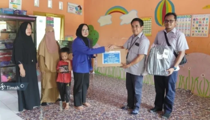 PT Timah Dukung Pendidikan, Serahkan Laptop untuk TK Pelangi Bangka Tengah