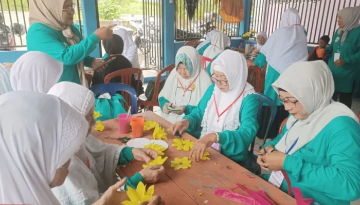 Peduli Lansia, PT Timah Bantu Seragam Sekolah Lansia Berdaya Belo Laut