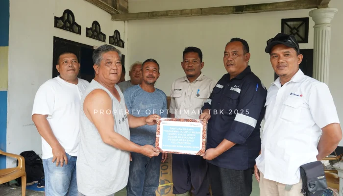 Kado Imlek PT Timah, Nelayan Ko Ajam Terima Mesin Tempel Baru