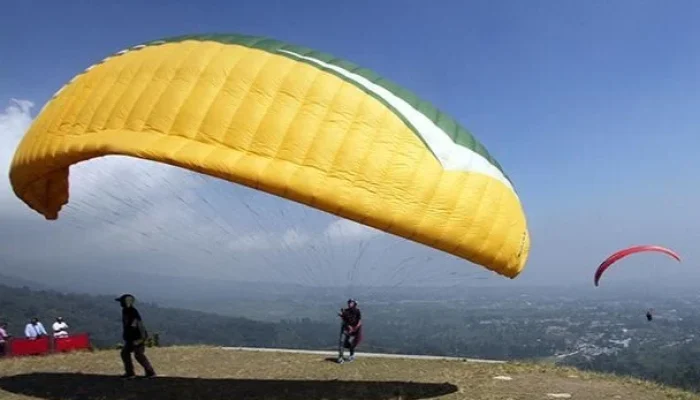 Terbang Bebas di Gantole Puncak: Surga Paralayang di Ketinggian 1.000 Meter
