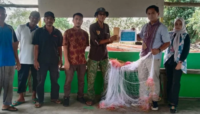 PT Timah Bantu Jaring Udang untuk Nelayan Sawang Laut, Dorong Peningkatan Hasil Tangkapan