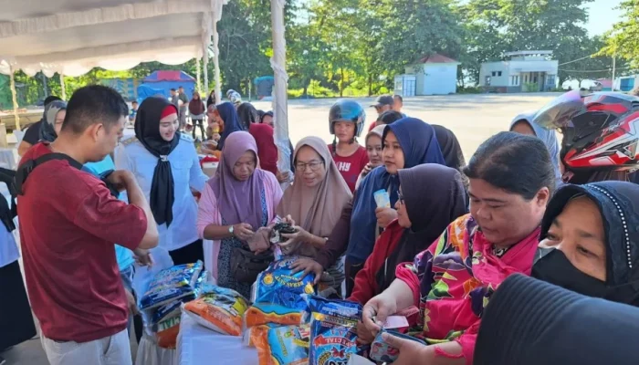 Wabup Debby Tinjau Operasi Pasar Murah di Pantai Nek Aji Toboali