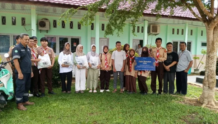 PT Timah dan Rohis SMAN Simpang Teritip Salurkan Sembako untuk Yatim dan Dhuafa