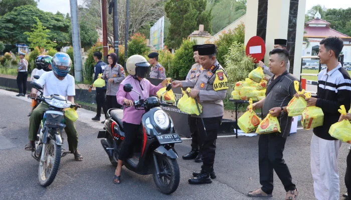 Polres Bangka dan Insan Pers Berbagi Takjil, Perkuat Sinergi untuk Masyarakat