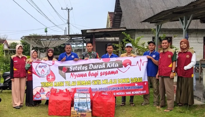 Hari Kedua, Sahabat Pendonor Darah dan Karang Taruna Berbagi Takjil di Desa Penyamun