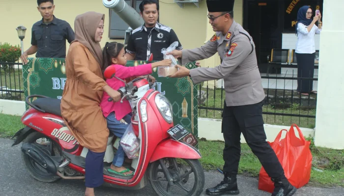Polsek Belinyu dan Bhayangkari Berbagi Takjil, Warga Antusias