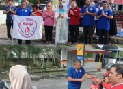 SPD dan PMI Bangka Bagikan 400 Takjil untuk Warga Sungailiat