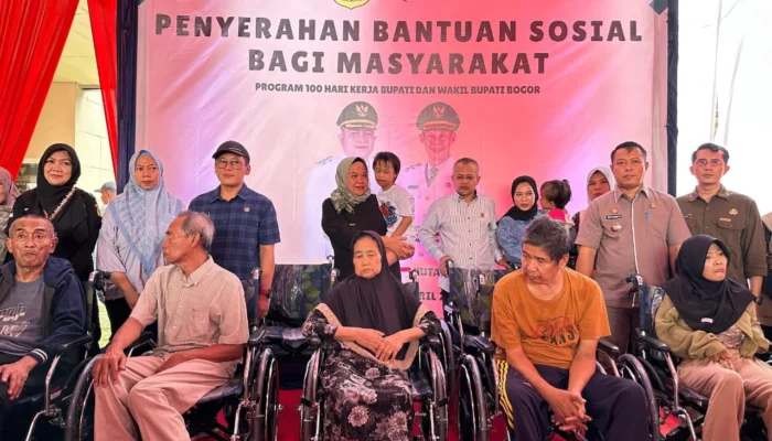 Program 100 Hari Bupati Bogor: Salurkan Kursi Roda dan Gerobak UMKM