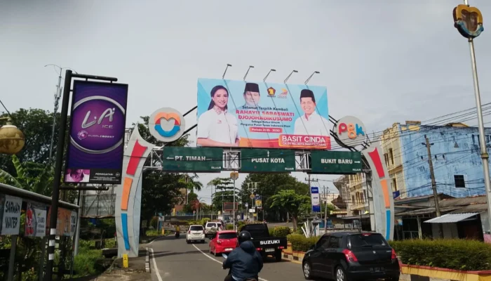 Poster Jumbo Ramaikan Sudut Kota, Basit Cinda Siap Bertarung di Pilwakot Pangkalpinang 2025