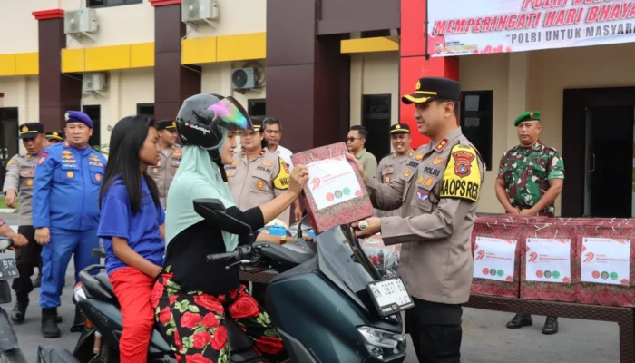 Kapolres Bangka Bagi Helm dan Bingkisan, Pengendara Motor Sempat Panik Dikira Razia
