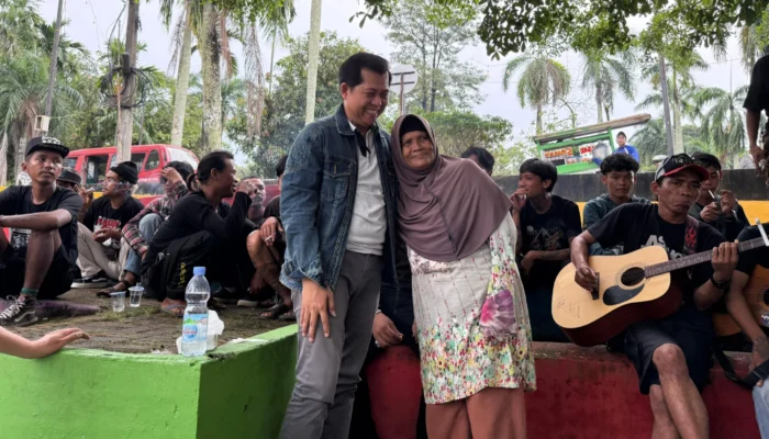 Pelukan Sang Calon Pemimpin: Janji Basit Cinda untuk Kaum Terpinggirkan