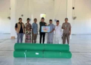 Basit Cinda Peduli Keagamaan, Bantu Karpet untuk Masjid Air Mawar