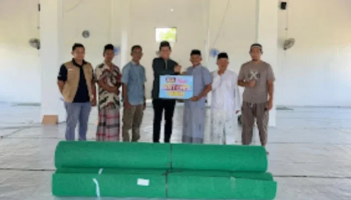 Basit Cinda Peduli Keagamaan, Bantu Karpet untuk Masjid Air Mawar