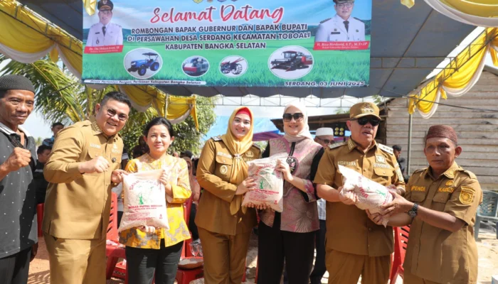 Bupati Riza Dukung Kemandirian Pangan Lewat Tanam Padi Serentak di Desa Serdang